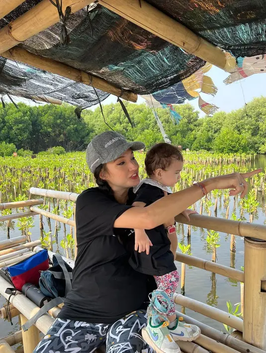 Nadine bersama sang buah hati berkunjung ke Taman Wisata Alam Mangrove, Angke Kapuk, Jakarta. [Instagram/nadinelist]