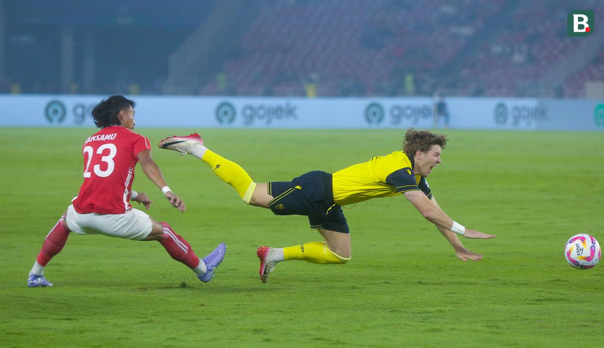 Pemain Liga Indonesia All Star, Hansamu Yama, berusaha menghentikan laju pemain Oxford United, Ole Romeny, dalam laga pembuka turnamen Piala Presiden 2025 di Stadion Utama Gelora Bung Karno (SUGBK), Minggu (6/7/2025) malam. (Bola.com/M Iqbal Ichsan)