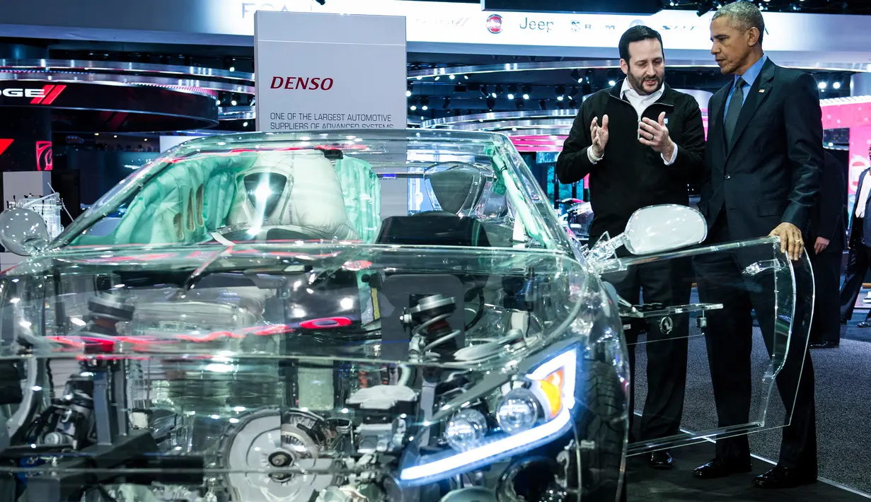 Brian Johnson, dari ZF Friedrichshafen AG, memberikan penjelasan kepada Presiden AS Barack Obama mengenai mobil transparan yang dipamerkan di North American International Auto Show di Detroit, Michigan (20/1). (AFP/BRENDAN SMIALOWSKI)