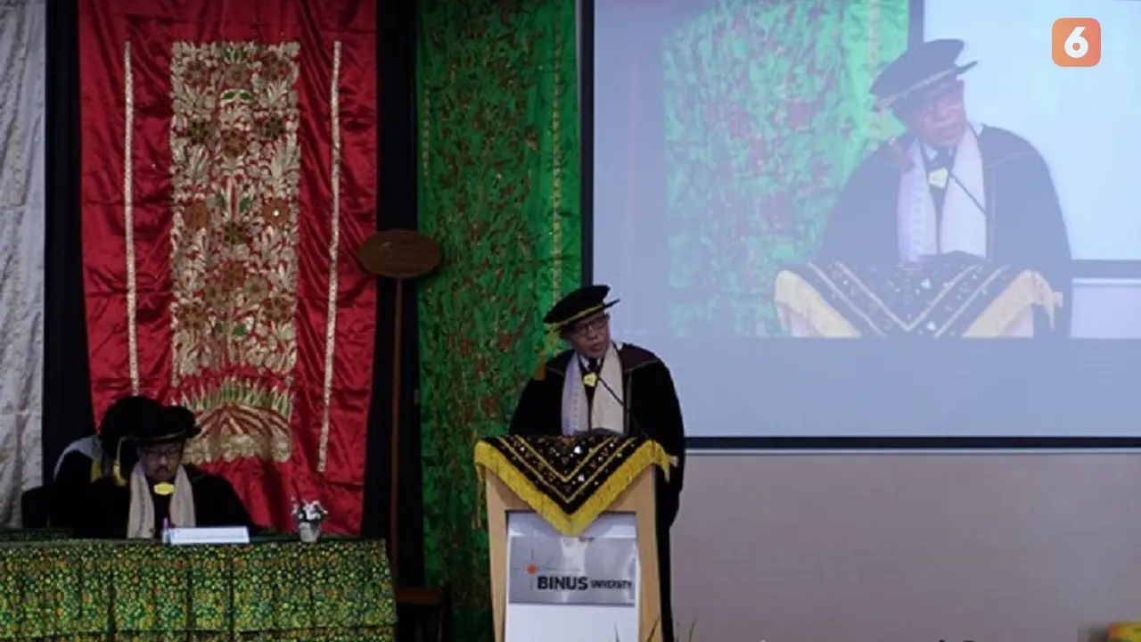 Prof. Dr. Mohammad Hamsal, MSE, MQM, MBA, CISCP sedang menyampaikan orasi ilmiah di Binus University, Kampus Anggrek, Jakarta dalam acara Pengukuhan Guru Besar Tetap Bidang Ilmu Manajemen Stratejik atas dirinya.