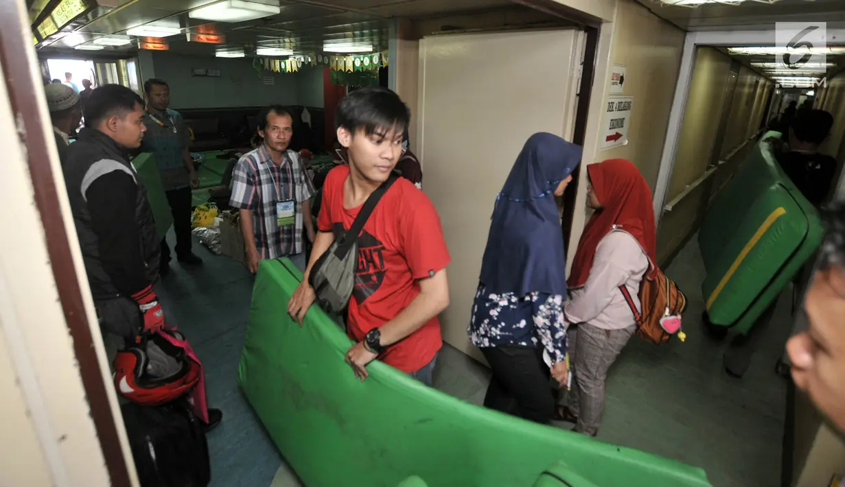 Pemudik menyiapkan kasur yang disediakan oleh pihak KM Dobonsolo tujuan Tanjung Emas Semarang di Terminal Nusantarapura, Pelabuhan Tanjung Priok, Jakarta, Kamis (30/5/2019).  (merdeka.com/Iqbal S. Nugroho)