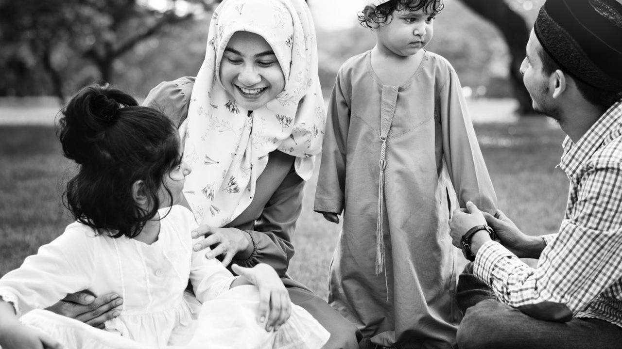 7 Ide Gamis Seragam Sekeluarga dengan 2 Anak, Kompak dan Elegan dengan Outfit Senada