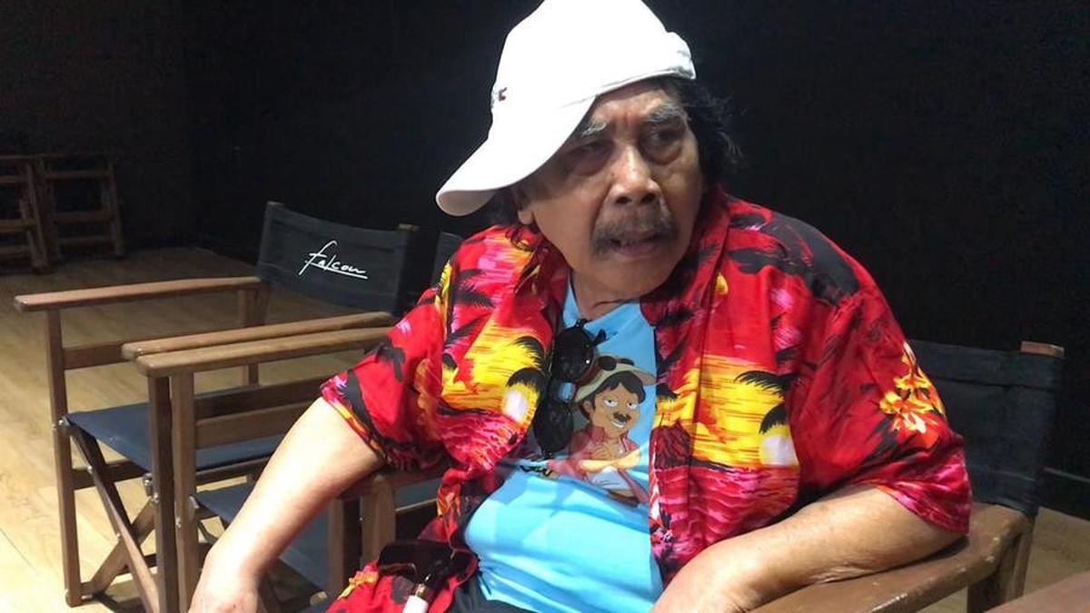 "Kesehatan baik, cuma kaki nih tulangnya kenapa nggak tahu lah. Empat puluh hari sekali disuntik nih baru kuat jalan. Ada lah cairan dokter yang tahu,"