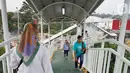 Pejalan kaki melintas di Jembatan Penyeberangan Orang (JPO) Lenteng Agung di Jakarta, Selasa (29/10/2019). Tahun 2020, Pemprov DKI Jakarta berencana merevitalisasi 11 JPO yaitu JPO Warung Jati Barat (Pejaten Village), JPO Jalan Raya Pasar Minggu. (Liputan6.com/Immanuel Antonius)
