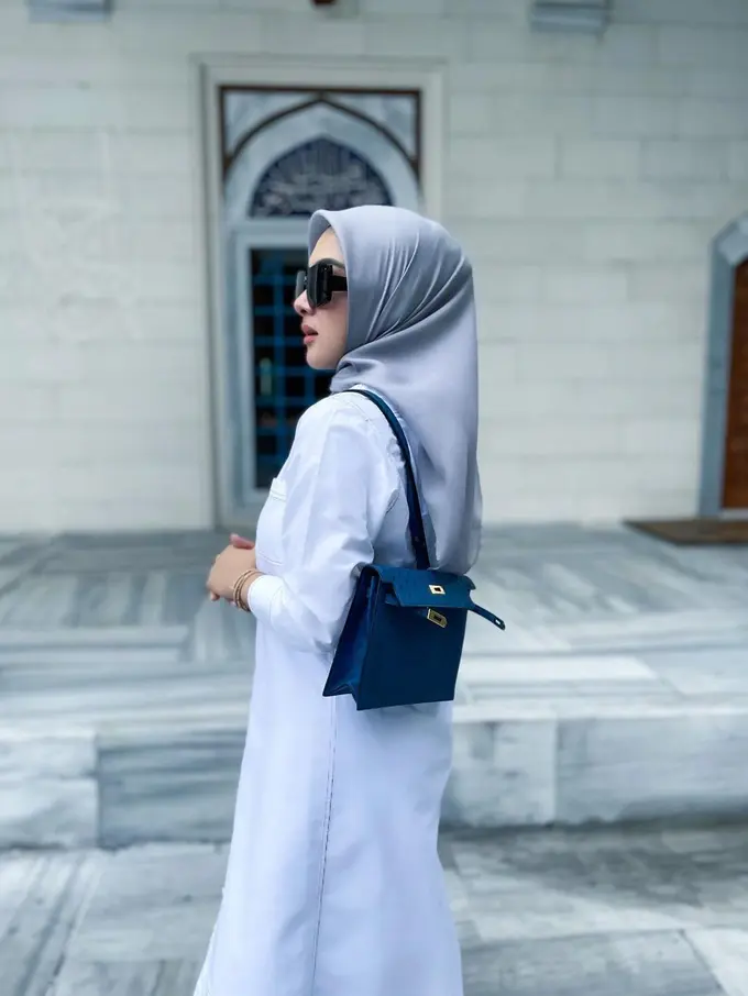 Potret Syahrini di Masjid Camii Tokyo