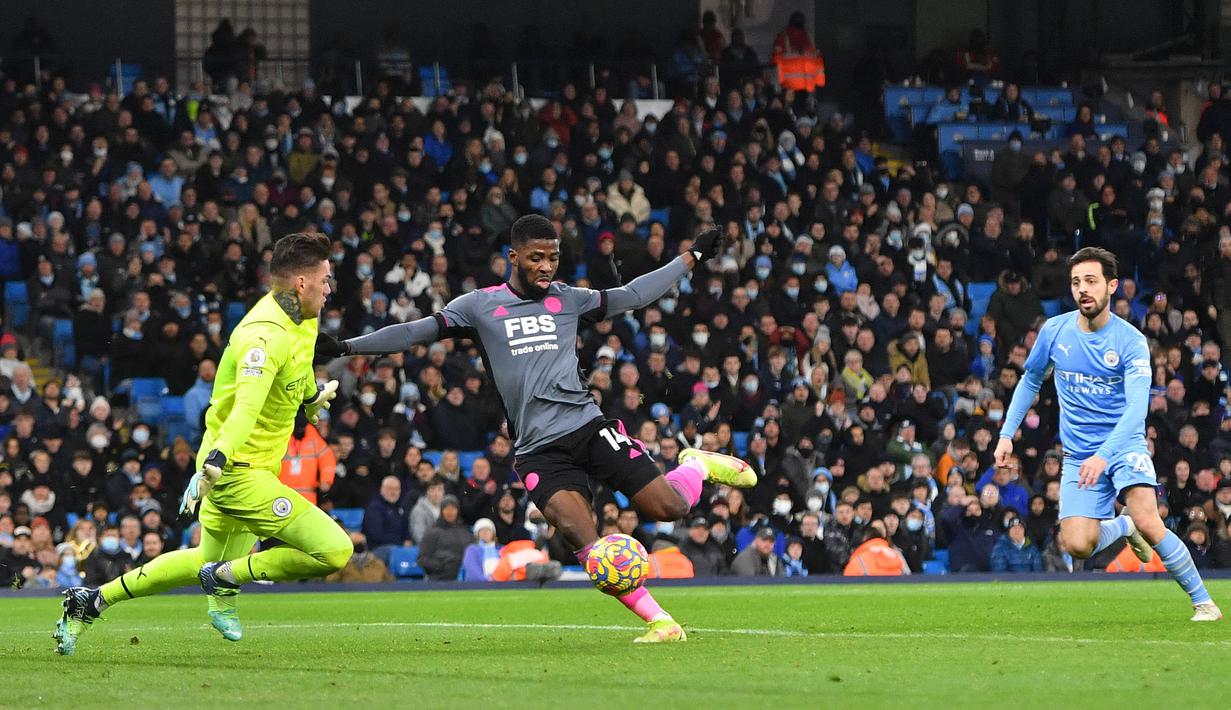 Kelechi Iheanacho hengkang dari Manchester City menuju Leicester City pada 2017 lalu. Meski beberapa kali tampil menghadapi sang mantan, Iheanacho baru bisa membobol gawangnya pada musim ini. Ia tercatat melakukan hal tersebut sebanyak dua kali dalam dua laga yang berbeda. (AFP/Anthony Devlin)