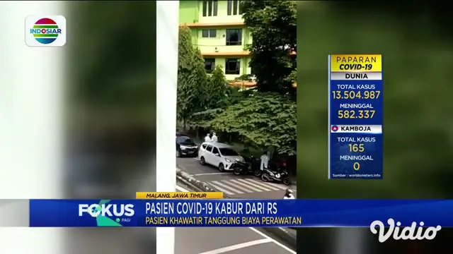 Petugas Rumah Sakit Saiful Anwar, Kota Malang, Jawa Timur, yang mengenakan alat pelindung diri, keluar dari halaman gedung isolasi. Petugas yang menemukan pasien kabur kemudian membujuk dan membawanya kembali masuk ke ruang isolasi.