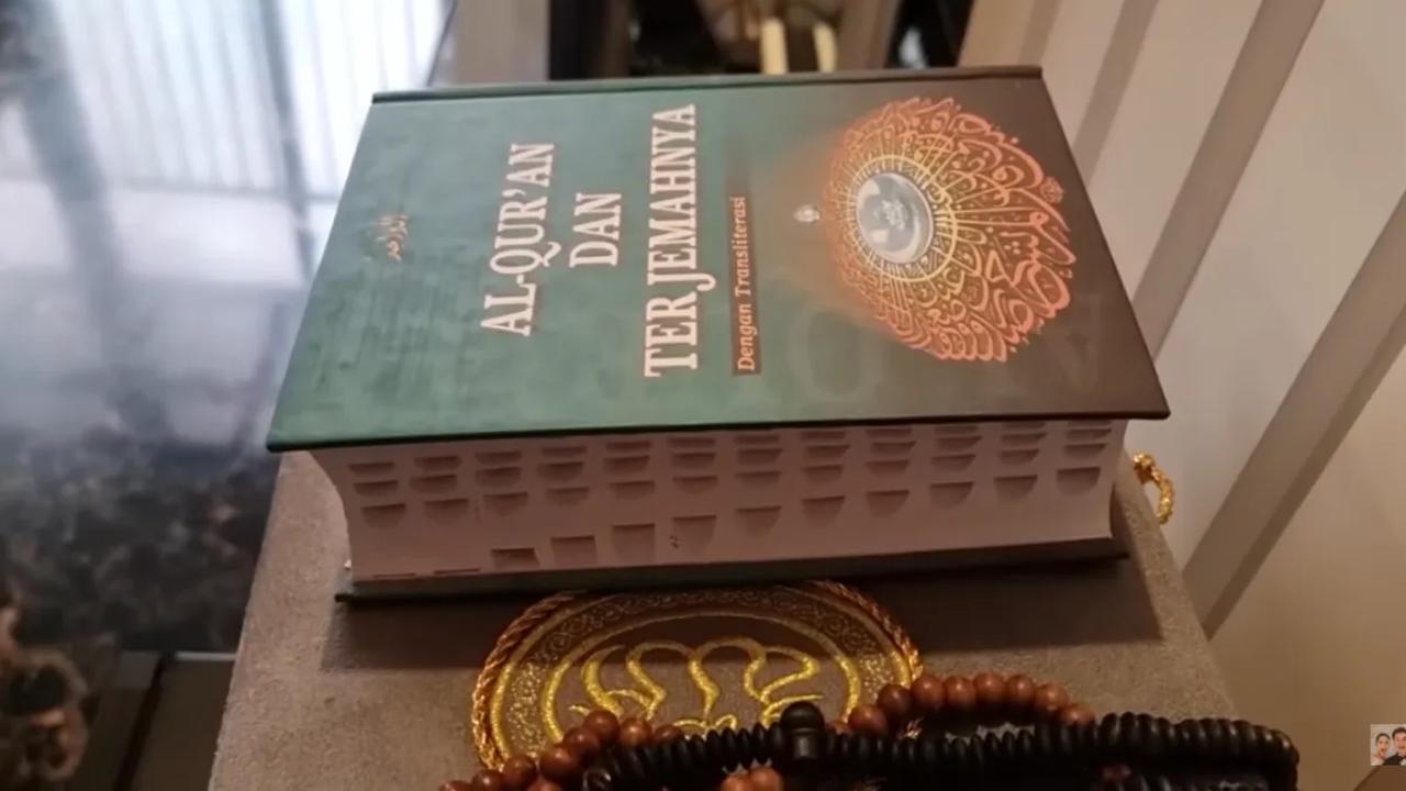 Awalnya, Baim Wong sedang 'room tour' di rumah Nikita Mirzani. Baim kemudian diajak melihat ke bagian kamar Nikita. Di dalam kamar Nikita Mirzani tampak ada Al Quran dan juga tasbih untuk dzikir.