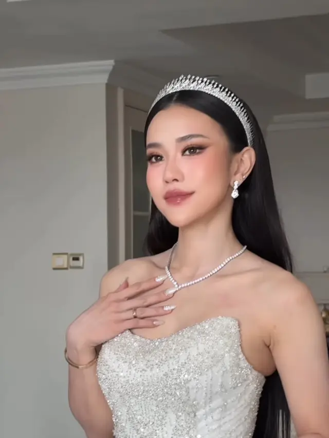 Gaun Putih Jessica Jane di Hari Pernikahannya Bersama Erwin Phan. [@imelvilentcia]