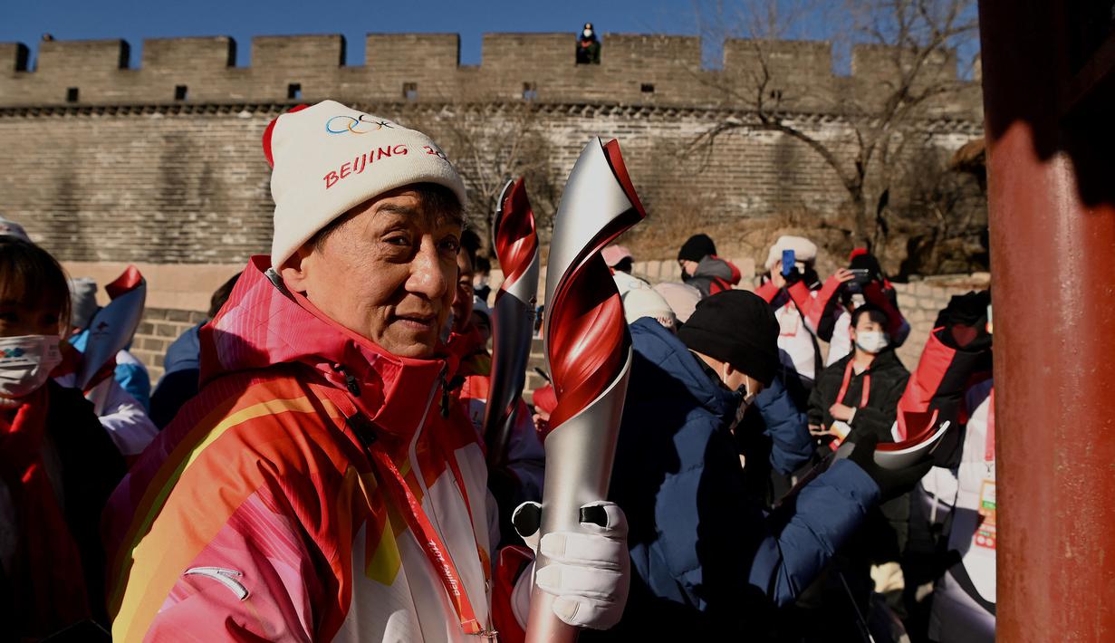 Aktor Jackie Chan memegang Obor Olimpiade di Tembok Besar Badaling pada hari kedua estafet obor di Beijing pada 3 Februari 2022, sehari sebelum dimulainya Olimpiade Musim Dingin Beijing 2022. (AFP/Noel Celis)