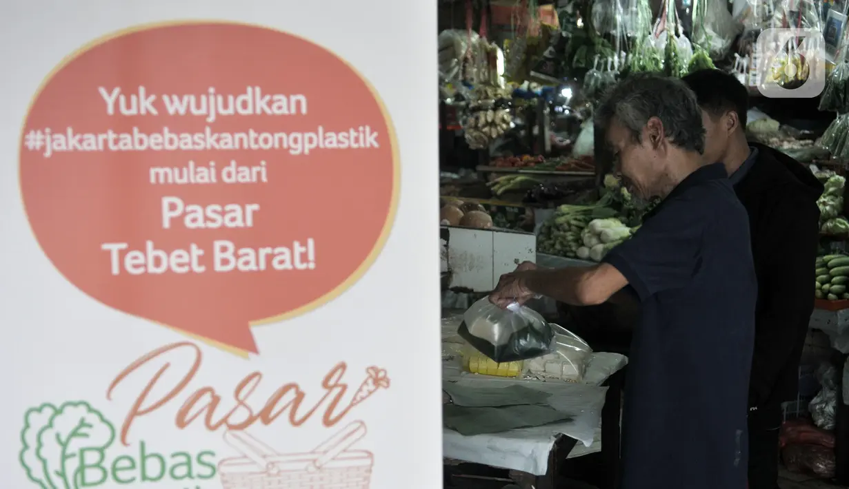 Banner sosialisasi bebas kantong plastik sekali pakai di salah satu pintu masuk Pasar Tebet Barat, Jakarta, Kamis (6/2/2020). Pemprov DKI menetapkan Pasar Tebet Barat dan Pasar Tebet Timur sebagai pasar percontohan gerakan pengurangan kantong plastik sekali pakai. (merdeka.com/Iqbal S Nugroho)