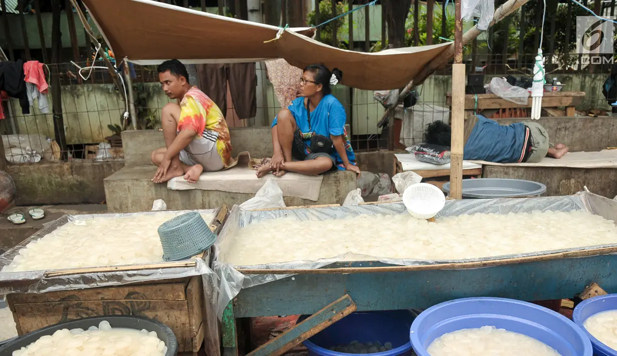 Pedagang kolang-kaling menunggu pembeli di Pasar Induk, Kratam Jati, Jakarta Timur (6/2). Memasuki bulan Ramadan permintaan buah kolang-kaling naik hingga tiga kali lipat. (Liputan6.com/Yoppy Renato)