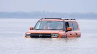 Jetour Zongheng G700 yang sedang melewati sungai. (Foto: CNC)