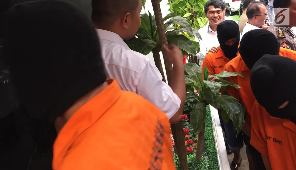 Para pelaku kasus jual beli satwa liar yang dilindungi dalam rilis di Polda Metro Jaya, Jakarta, Rabu (31/1). Petugas menyita barang bukti di antaranya buaya muara, lutung jawa, burung elang bondol,  dan seekor kukang. (Liputan6.com/Immanuel Antonius)