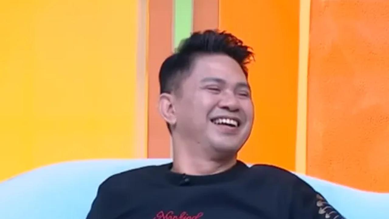 Ronnie Sianturi mengungkapkan hal yang membuat dirinya bisa bersahabat dengan Atiek CB .