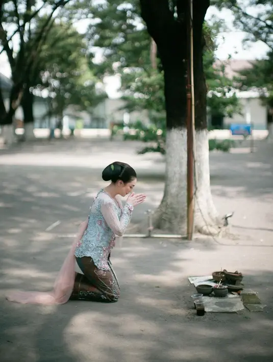Penampilannya saat menjalani tradisi Caos tak luput dari perhatian. Celine memancarkan pesona anggun bak putri keraton dalam balutan kebaya kutubaru modern rancangan @wicaksonoajiofficial. [@faralljibrill].