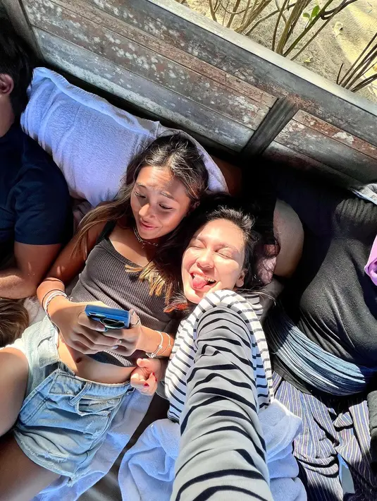 Luna Maya terlihat sangat bahagia ditengah kesibukannya bisa menyempatkan berkumpul dengan keluarga. Luna merupakan anak bungsu dari tiga bersaudara. Ia tinggal terpisah dengan keluarganya, karena keluarganya berada di Pulau Dewata. [Instagram/lunamaya]