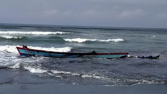 Kapal compreng terbalik di Cilacap, 1 meninggal 2 hilang 6 selamat. (Foto: Liputan6.com/Basarnas)