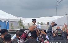 Antusiasme Warga Sambut Presiden, Prabowo Bagikan Baju Usai Akad Massal di Serang