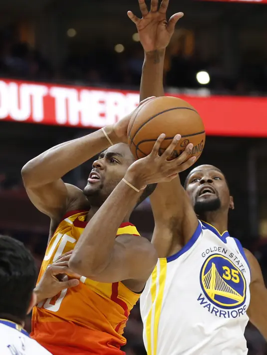 Pemain Utah Jazz, Alec Burks (kiri) berusaha melewati pemain adangan Warriors, Kevin Durant (35) pada lanjutan NBA basketball game di Vivint Smart Home Arena, Salt Lake City, (30/1/2018). Utah menang 129-99. (AP/Rick Bowmer)