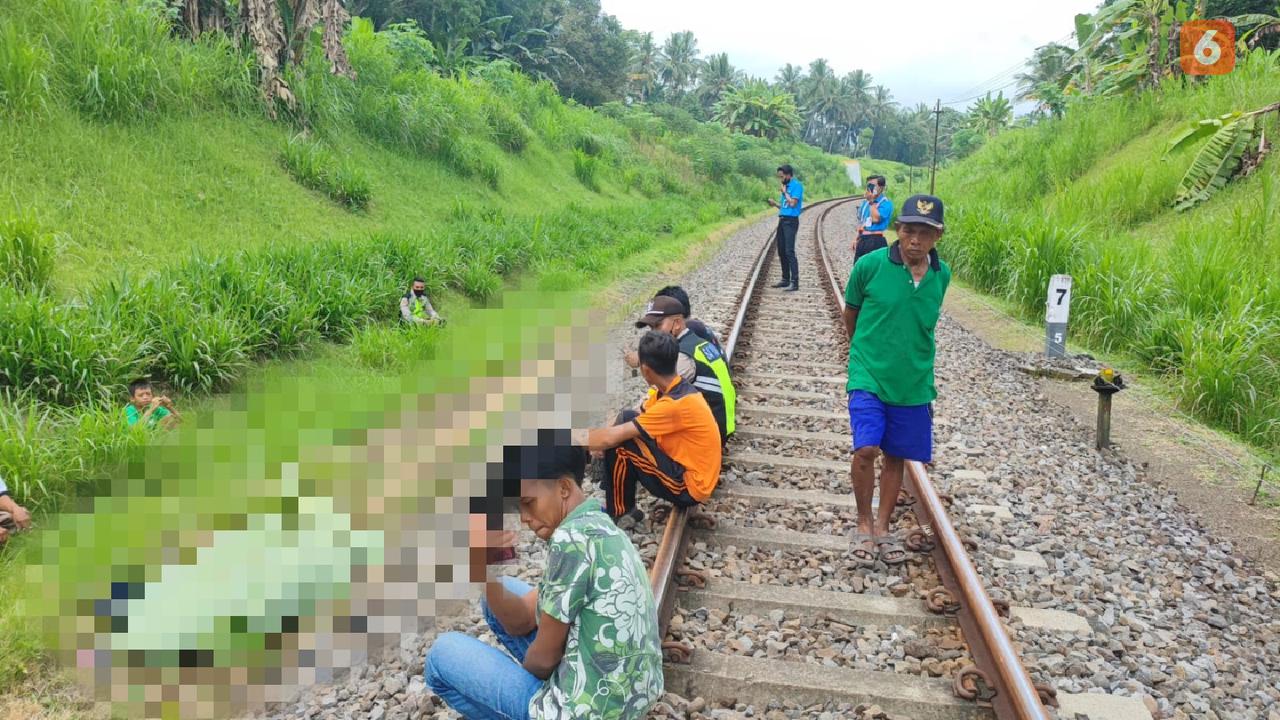 Jenazah korban tertabrak Kereta Api Probowangi masih tergeletak di pinggir rel.  (Hermawan Arifianto/Liputan6.com)