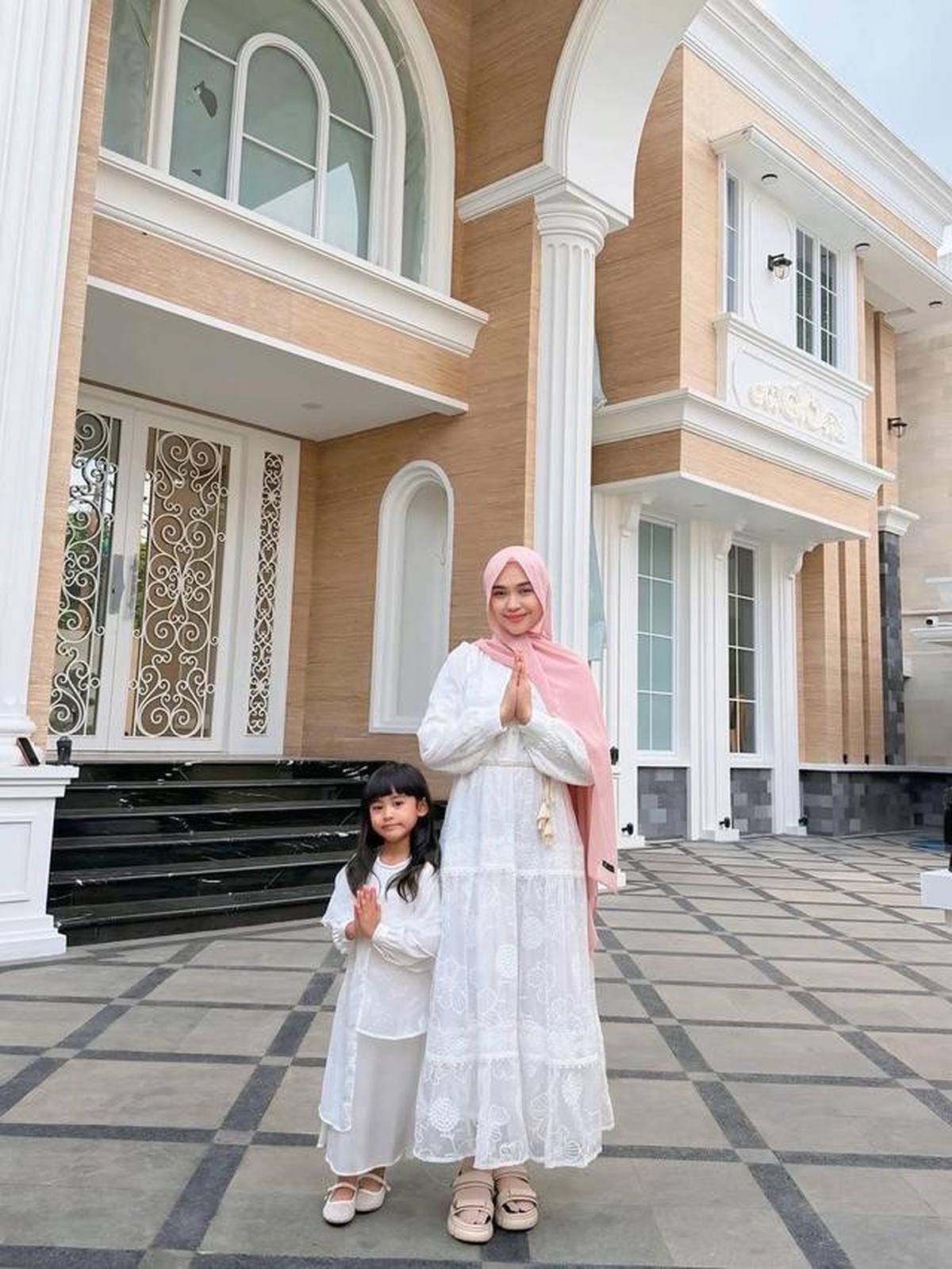 7 Potret Fasad Rumah Baru Ria Ricis, Elegan dan Mewah