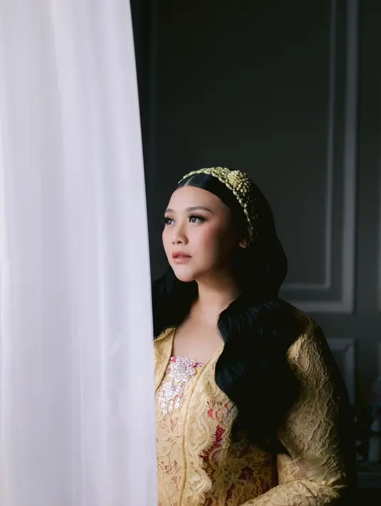 Wajahnya glowingnya kembali menjadi sorotan. Di momen ini, Clarissa membiarkan rambut hitam panjangnya tergerai dengan bando dari ronce bunga Melati. [Foto: Instagram/clarissaputri_]