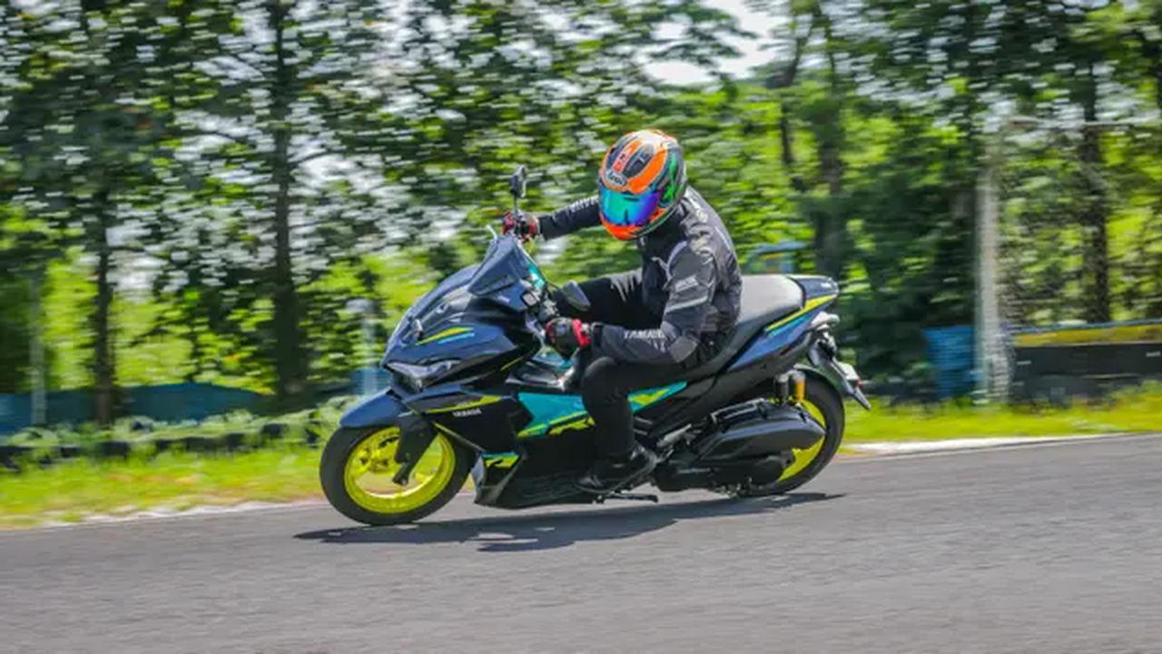Yamaha Aerox Alpha mendapat peningkatan performa cukup signifikan sehingga handling-nya kini jauh lebih mantap. (ist)