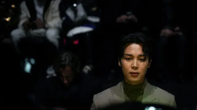 Jimin BTS menghadiri fashion show Dior di Paris, 20 Januari 2023