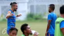 Bek PBFC, Yamashita Kunhiro (kiri) bercanda dengan Zulham Zamrun di sela-sela latihan jelang melakoni laga final Piala Presiden 2017 melawan Arema FC di lapangan atletik Stadion Pakansari, Kab Bogor, Jumat (10/3). (Liputan6.com/Helmi Fithriansyah)