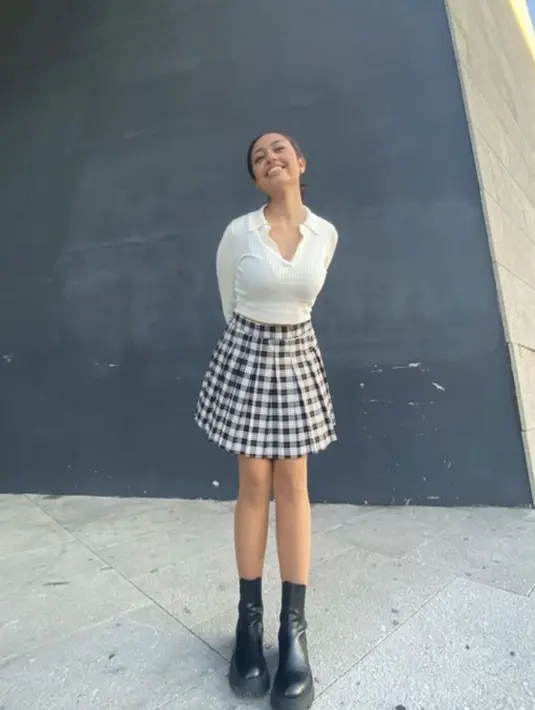 Gaya fashionnya sangat kekinian. Paduan chunky boots membuat gayanya kian modern. [Foto: Instagram @athalialemos]