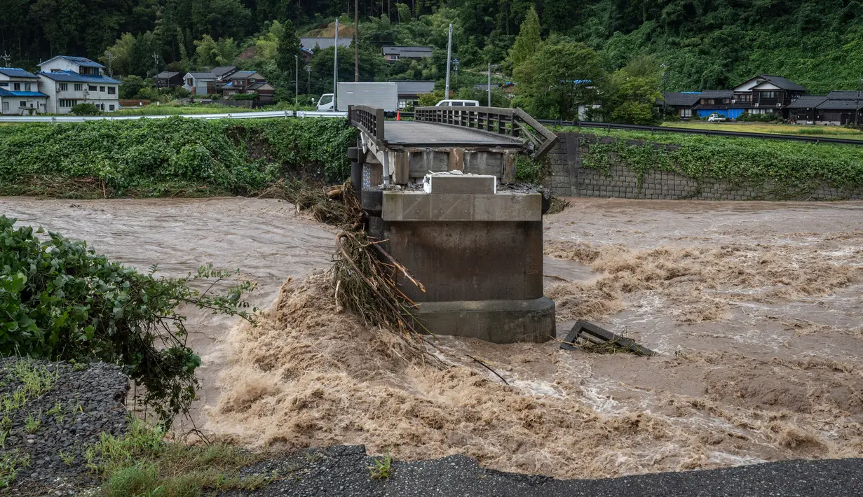 Sedikitnya 12 sungai di wilayah tersebut meluap. (Yuichi YAMAZAKI/AFP)