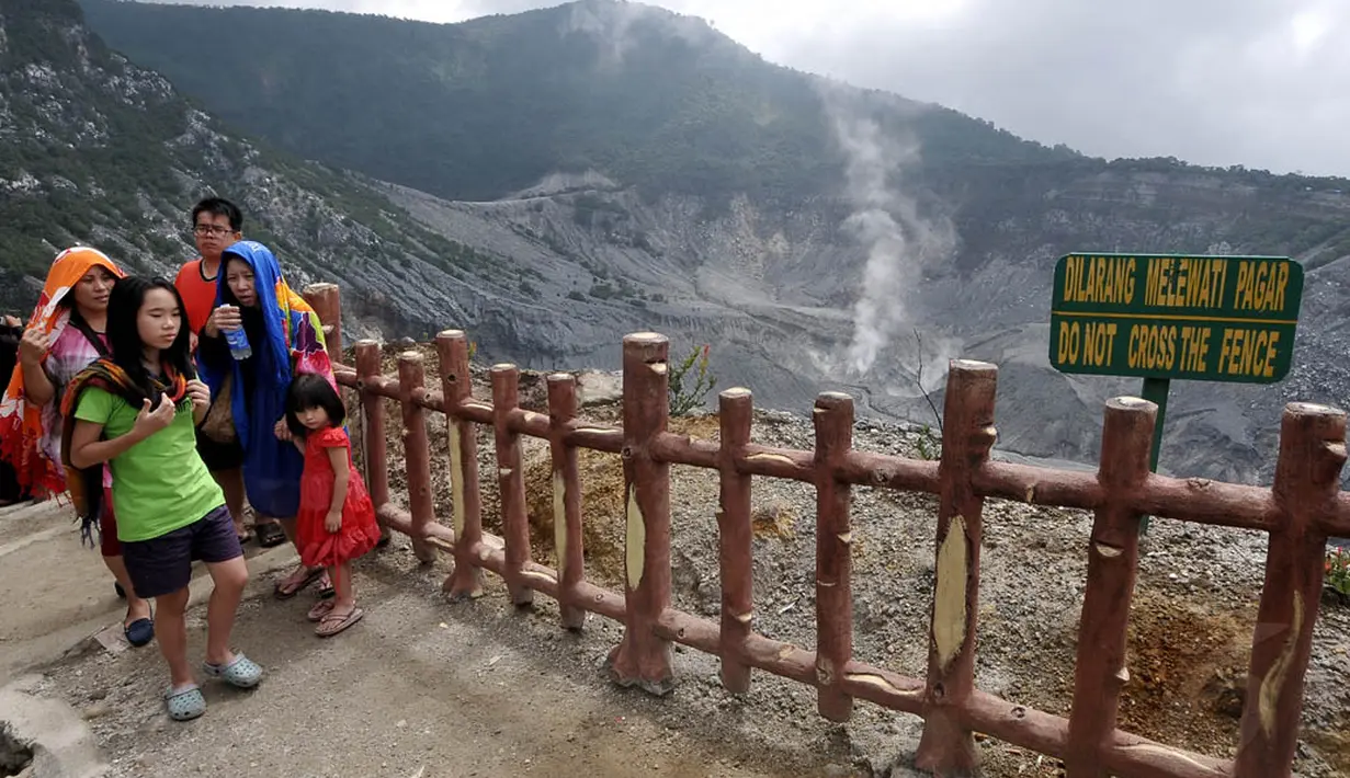 Sejumlah pengunjung menyaksikan panorama kawah di kawasan wisata Gunung Tangkuban Perahu, Jawa Barat, (22/6/14) (Liputan6.com/Johan Tallo)