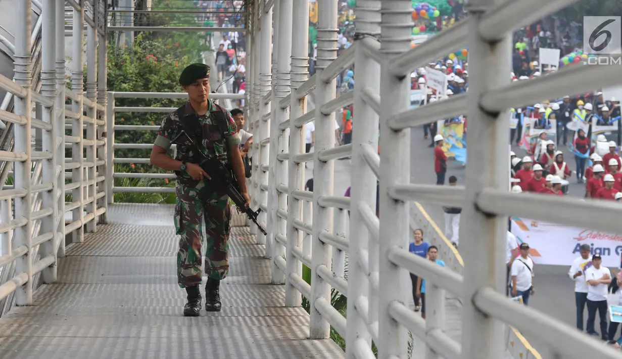 Personel TNI bersenjata lengkap mengamankan Parade Asian Games 2018 di Jalan Thamrin, Jakarta, Minggu (13/5). Sejumlah pejabat negara hadir seperti Wakil Presiden RI Jusuf Kalla dan Gubernur DKI Jakarta Anies Baswedan.  (Liputan6.com/Arya Manggala)
