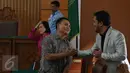 Kuasa hukum Ahmad Dhani, Ramdan Alamsyah (kanan) saat di Pengadilan Negeri Jakarta Selatan, Rabu (30/9/2015). Ramdan menyambut gembira atas putusan hakim yang menolak gugatan praperadilan Farhat Abbas. (Liputan6.com/Herman Zakharia)