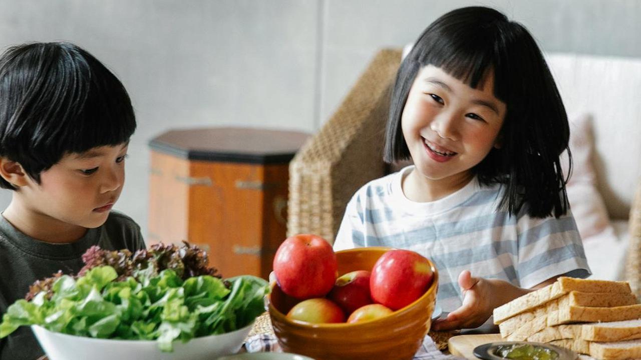 Kapan Anak Mulai Makan Sendiri? Panduan Lengkap untuk Orang Tua