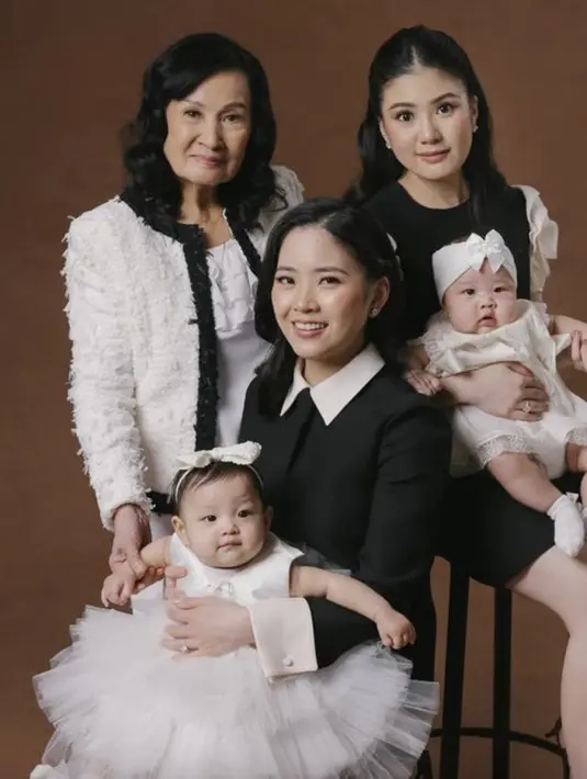 Pada kesempatan ini, nuansa monokrom jadi warna busana yang diangkat untuk pemotretan hangat ini. [Foto: Instagram/ Jessica/ Valencia Tanoe]