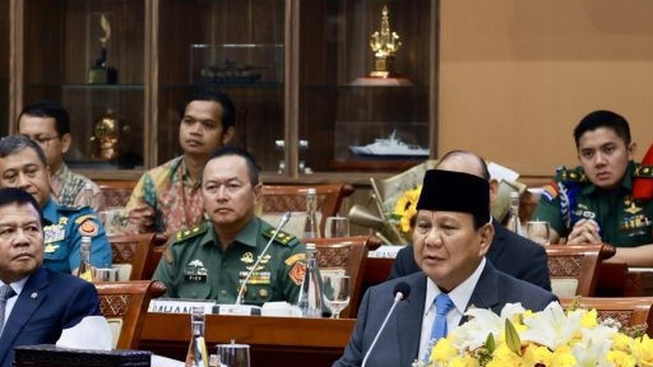 Aksi 'Romantis' Anggota DPR Cantik Bikin Prabowo Senyum Sumringah di DPR saat Diberikan Bunga