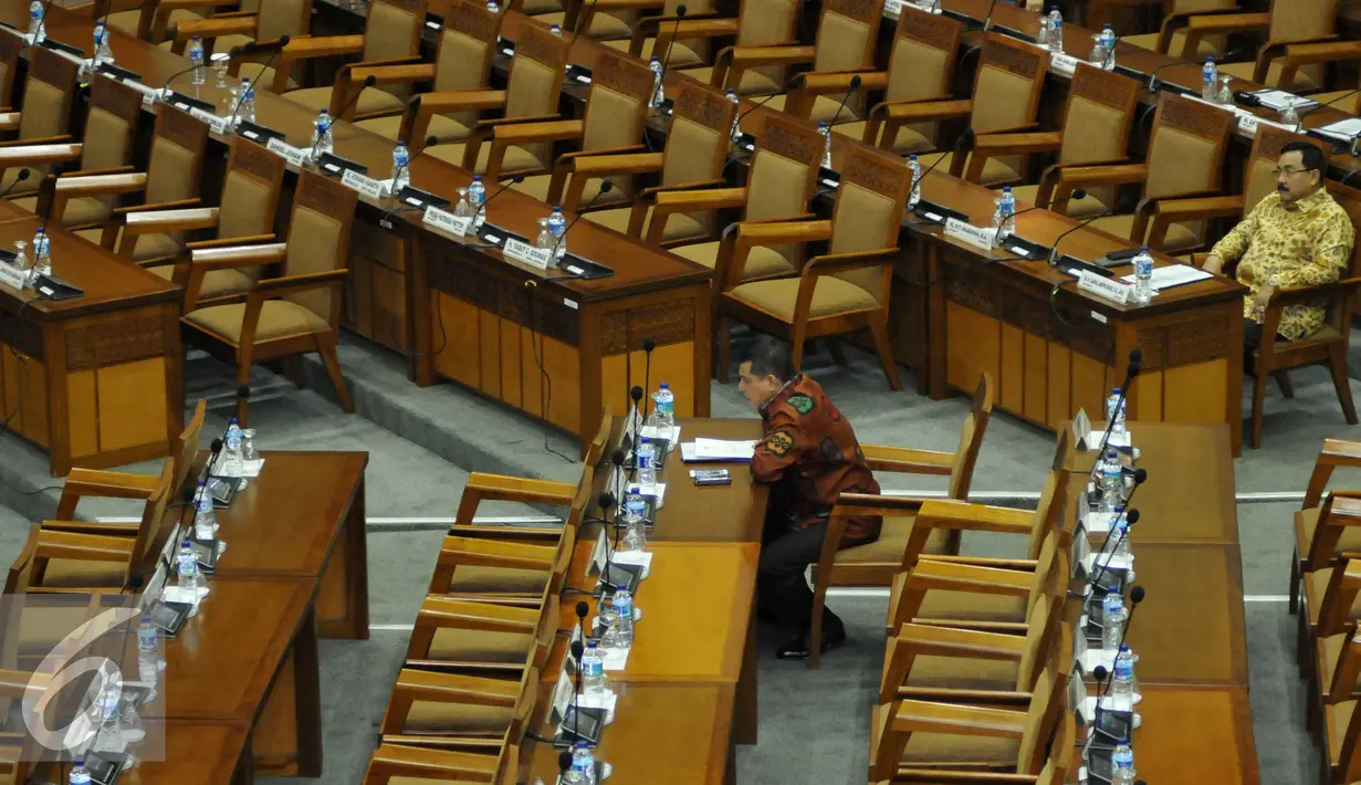 Jejeran bangku kosong saat Rapat Paripurna ke-29 tahun sidang 2015-2016 DPR RI di Kompleks Parlemen, Senayan, Jakarta, Kamis (2/6/2016). (Liputan6.com/Johan Tallo)