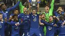 Kapten tim Chelsea Cesar Azpilicueta mengangkat trofi pada akhir pertandingan final Liga Champions melawan Manchester City di Stadion Dragao di Porto, Portugal, Minggu (30/5/2021).  Kemenangan ini membawa Chelsea meraih gelar Liga Champions kedua dalam sejarah klub. (Pierre Philippe Marcou / Pool vi