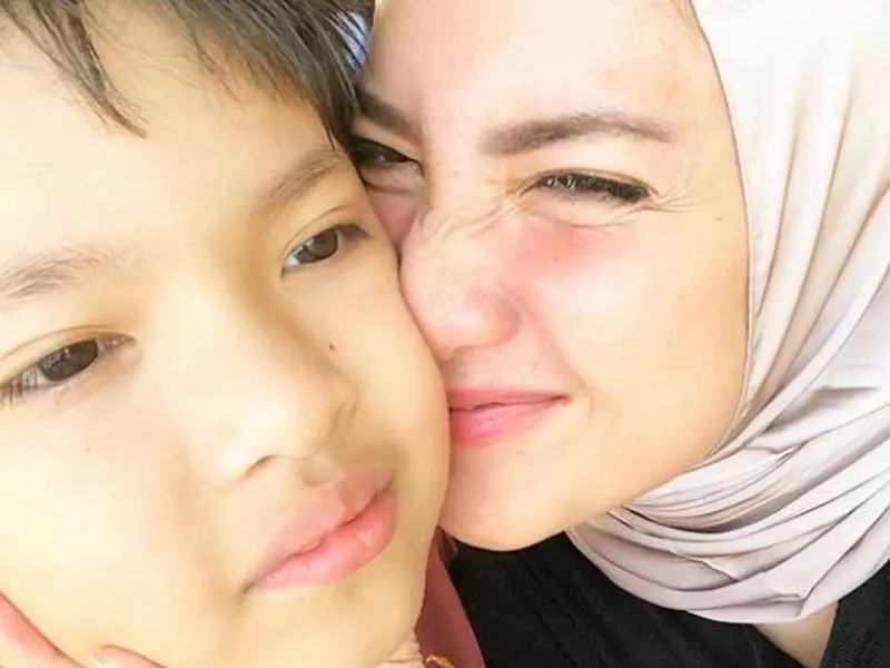 Warganet menyambut positif dengan penampilan Tia Ivanka saat mengenakan  hijab (Instagram/@tiaivanka)