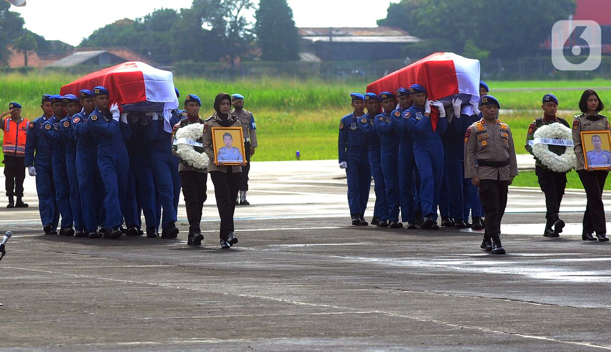 Jenazah korban jatuhnya helikopter NBO-105 milik Polri di perairan Manggar, Belitung Timur, Provinsi Kepulauan Bangka Belitung, tiba di Markas Polairud, Pondok Cabe, Tangerang Selatan, Rabu (30/11/2022). Jenazah Co Pilot Briptu M Lasminto dan Bripda Bripda M Chairul Anam rencananya akan dimakamkan di Serang dan Magetan. (merdeka.com/Arie Basuki)