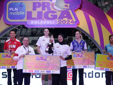 Pevoli putri Jakarta BIN, Megawati Hangestri Pertiwi (keempat kiri) saat menerima trofi Pemain Terbaik Putri Proliga 2024 di Indonesia Arena, Kompleks Gelora Bung Karno, Jakarta, Sabtu (20/7/2024). (Liputan6.com/Helmi Fithriansyah)