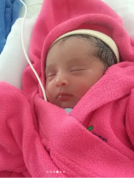 Bayi mungil yang diberi nama Andi Kylie Zhivanna Ali itu lahir Kamis 25 Januari 2018 pukul 12.55 WIB. Lahir dengan barat 2,4 kg dan panjang 44 cm. (Instagram/andisorayabeatrix)