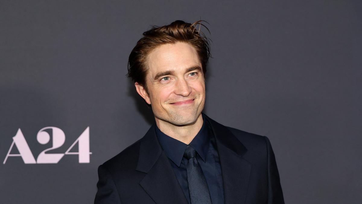 Alasan Robert Pattinson Minta Pakai Dalaman Motif Macan Tutul di Film The Odyssey