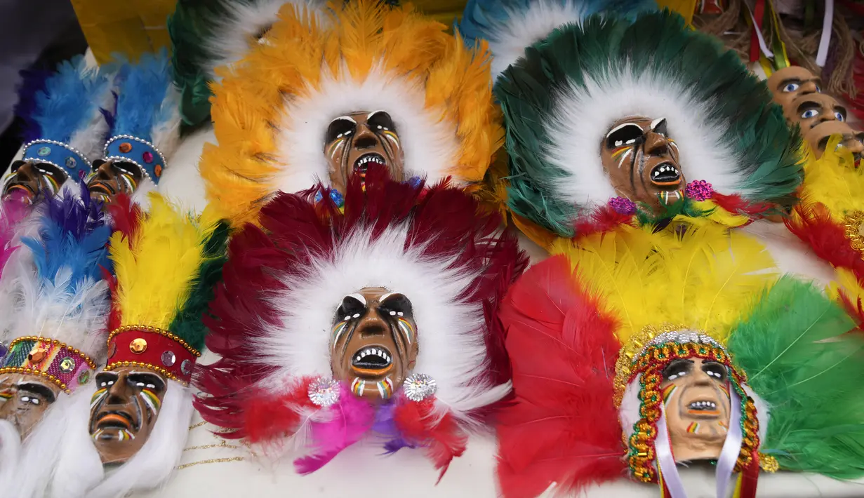 Miniatur topeng tari "tobas" dijual selama Alasitas Fair tahunan di La Paz, Bolivia pada 24 Januari 2022. Orang-orang membeli replika kecil dari barang-barang yang ingin mereka peroleh sepanjang tahun, seperti rumah, mobil, dan kekayaan. (AP Photo/Juan Karita)