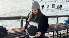 Ini adalah potret Jessica Mila berfoto di Hakuba, Jepang. Berpose sembari pamer baby bump, Jessica Mila dipuji cantik. OOTD simpel dan nyaman untuk bumil, sangat cocok dikenakan oleh Jessica Mila. Sejak menikah dan mengandung, tak sedikit netizen dan rekan selebriti memuji bintang sinetron Ganteng-Ganteng Serigala ini semakin pancarkan pesonanya. (Liputan6.com/IG/@jscmila)