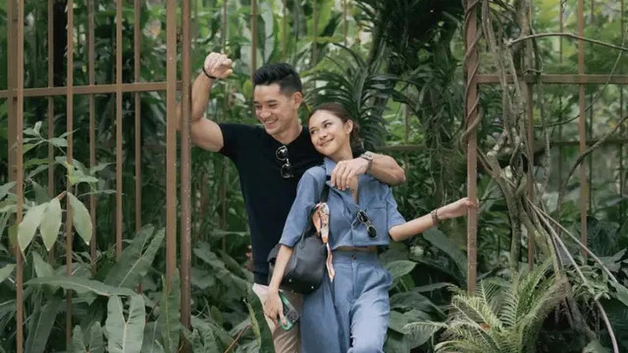 alam gaya kasual mereka, Nana Mirdad sering mengenakan stelan denim, sementara Andrew memilih kaos hitam.