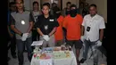 Anggota kepolisian menunjukan barang bukti kasus narkotika gitaris grup band Padi, Ari Tri Susanto di Polres Metro, Jakarta Selatan, Kamis (22/1/2015). (Liputan6.com/Miftahul Hayat)