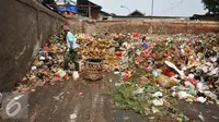 Tumpukan sampah di tempat pembuangan di kawasan Pasar Minggu, Jakarta, Senin (26/10). Data Dinas Kebersihan volume sampah di ibu kota  Jakarta meningkat menjadi 6.700 ton per hari, dari semula yang dibawah 6.000 ton per hari. (Liputan6.com/Gempur M Surya)